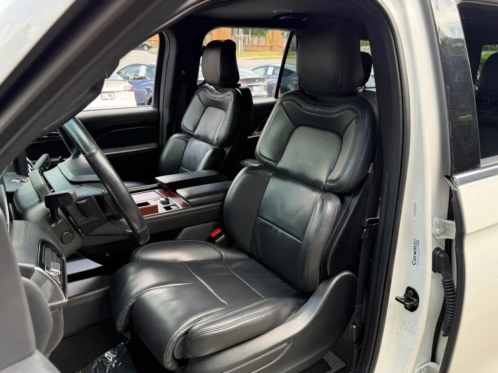 Lincoln Navigator L photo 26