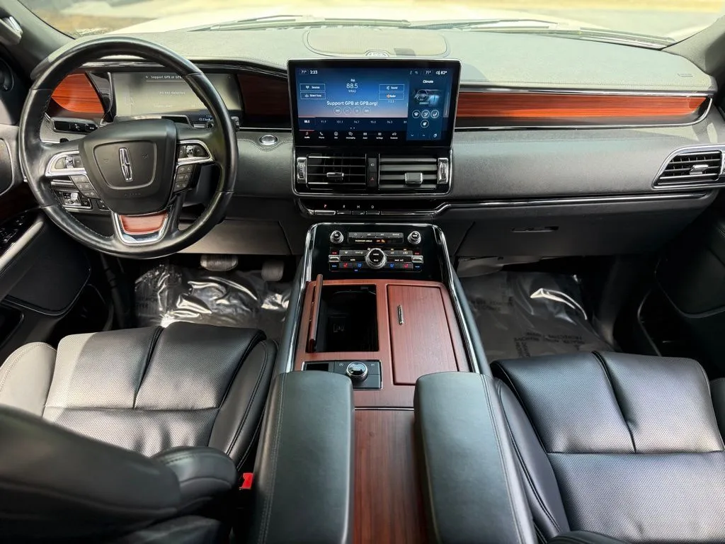 Lincoln Navigator L photo 41