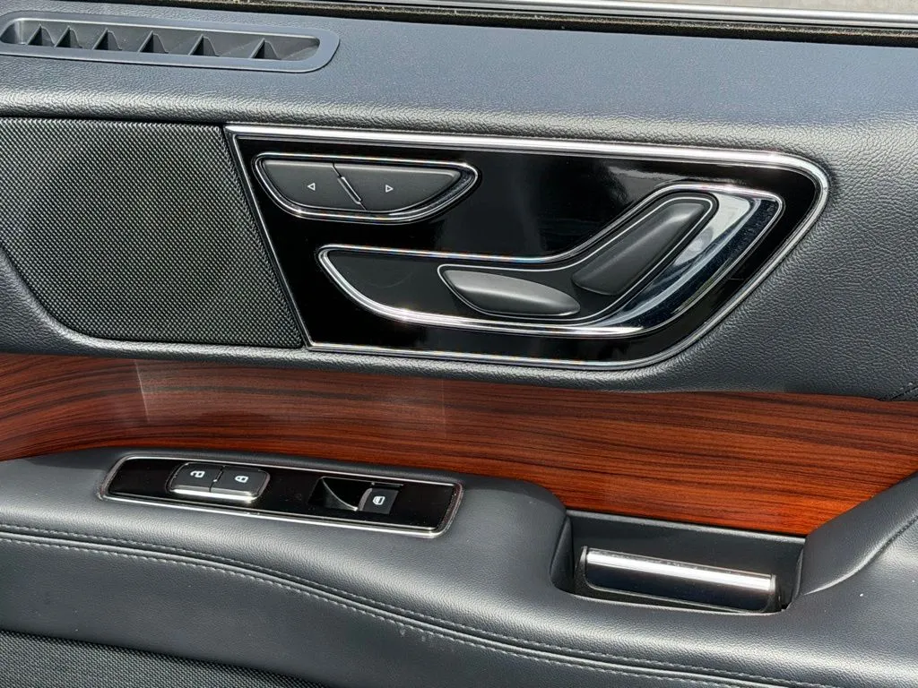 Lincoln Navigator L photo 37