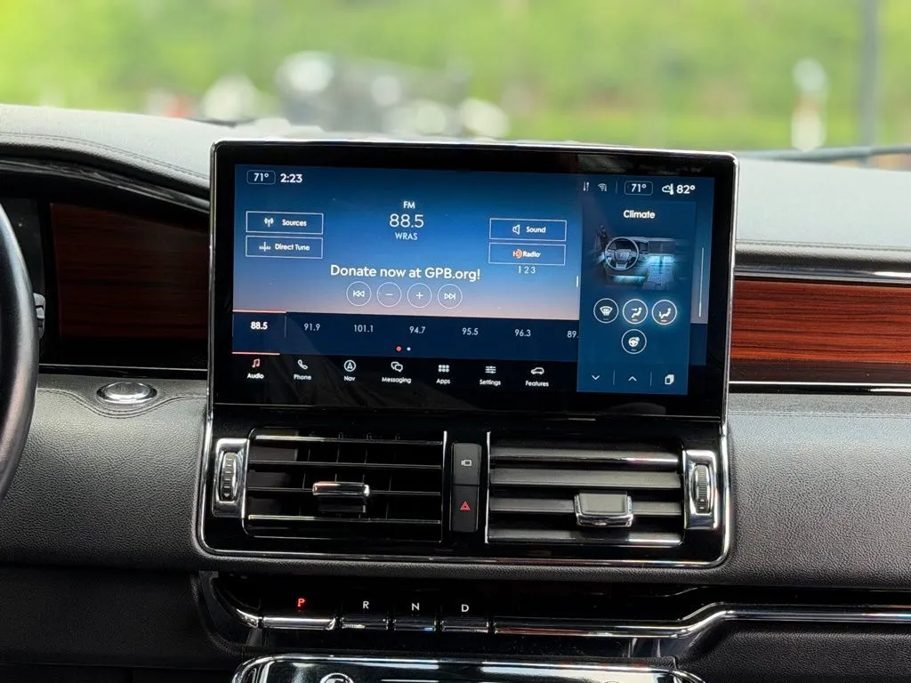Lincoln Navigator L photo 48