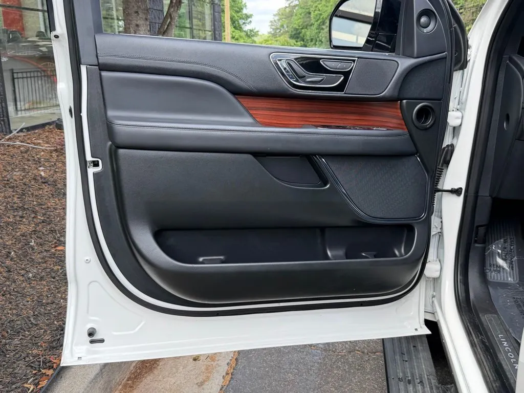Lincoln Navigator L photo 28
