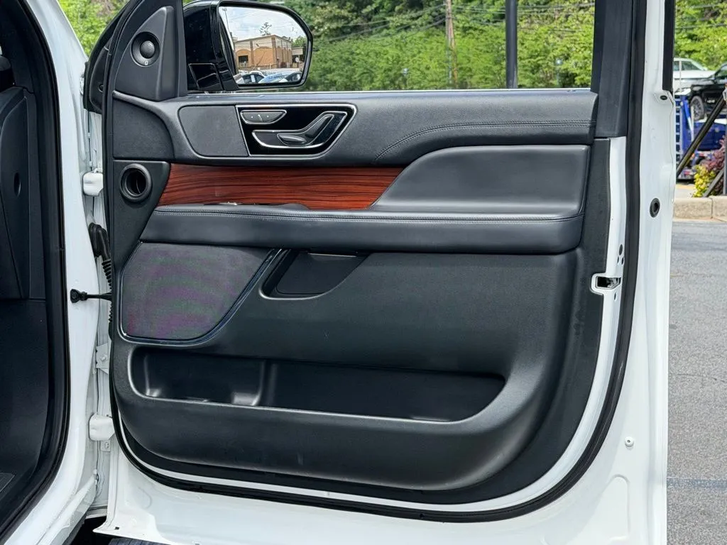 Lincoln Navigator L photo 36