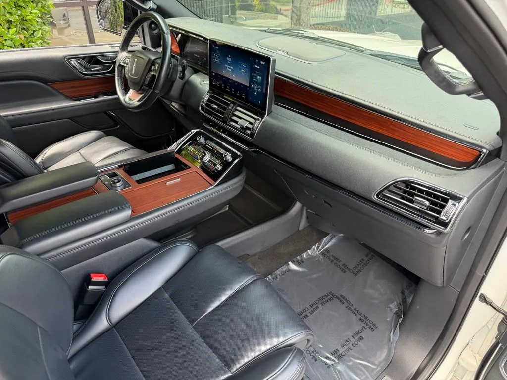 Lincoln Navigator L photo 33