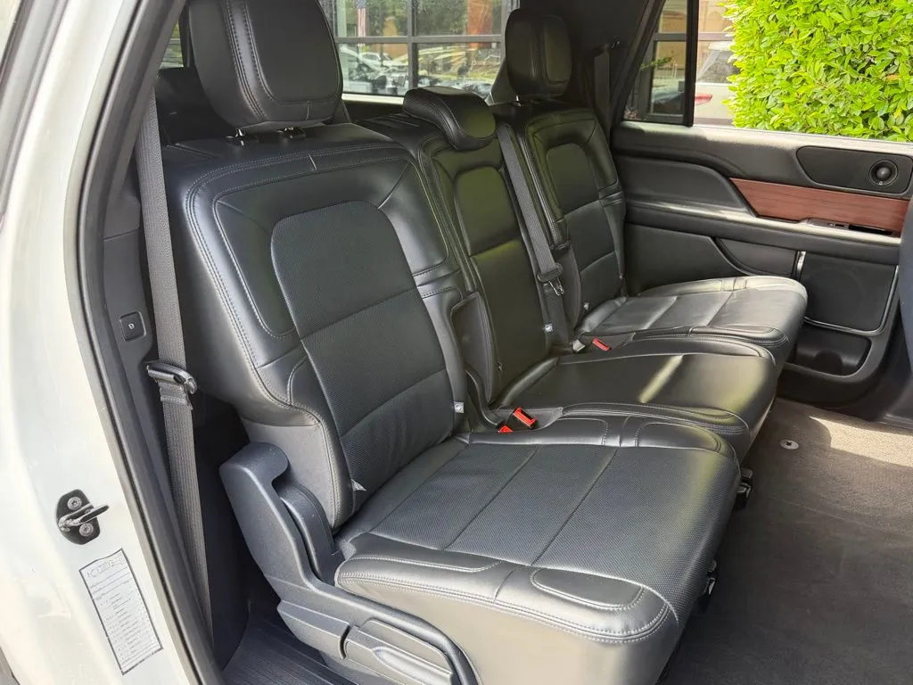 Lincoln Navigator L photo 39