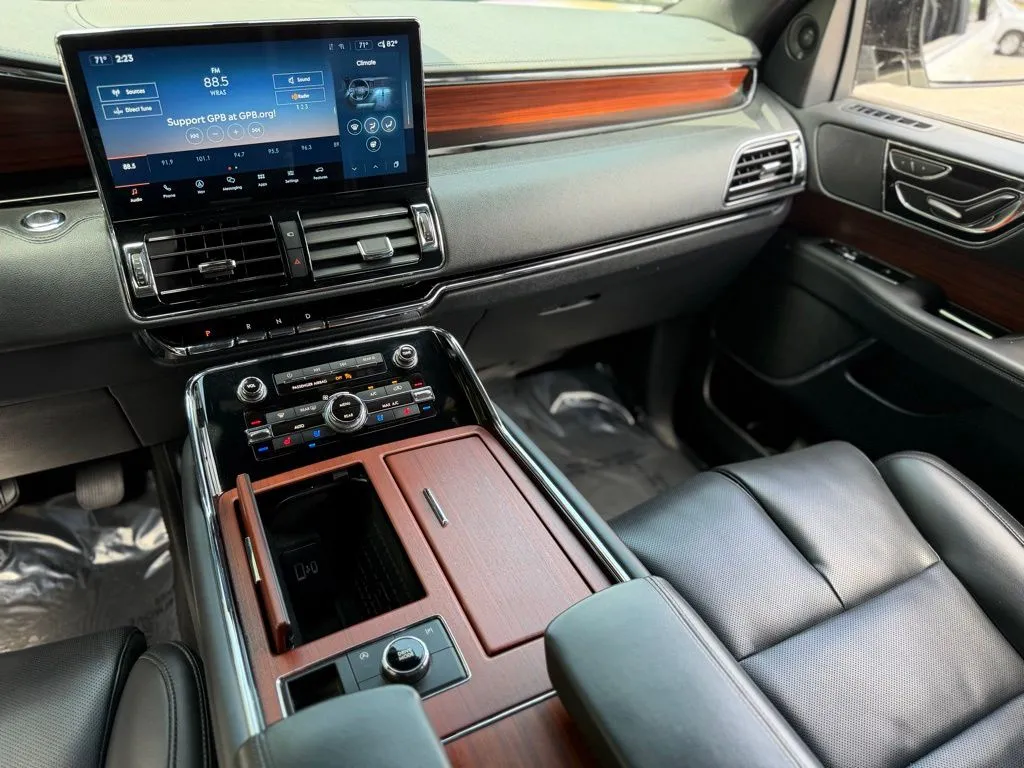 Lincoln Navigator L photo 43