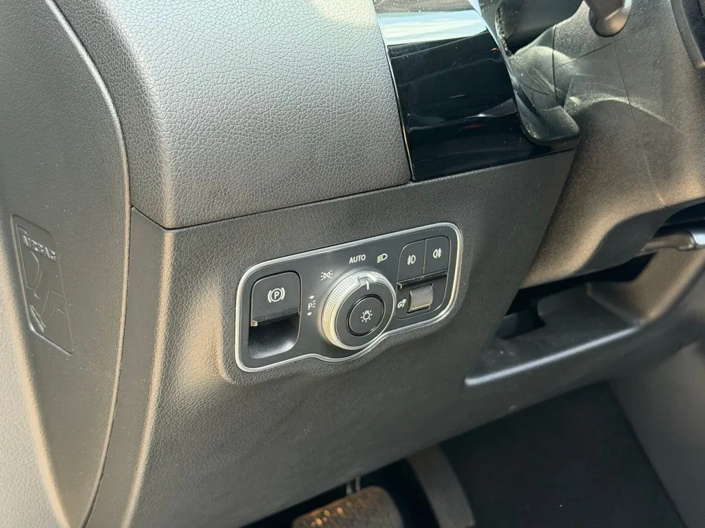 Mercedes-Benz GLA photo 27