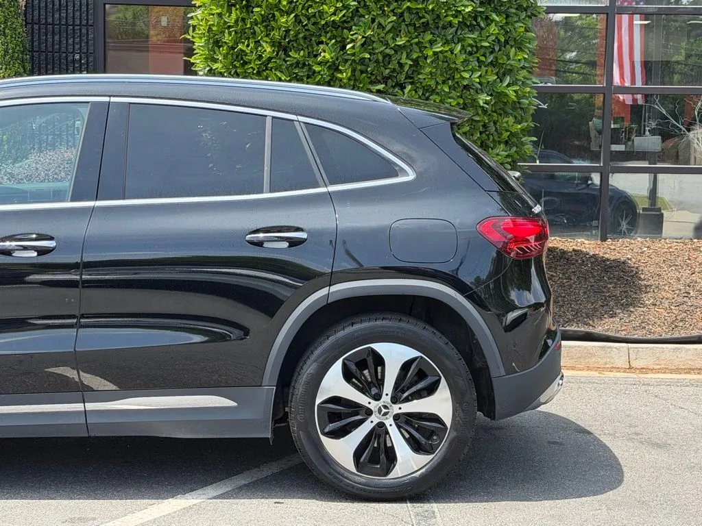 Mercedes-Benz GLA photo 11