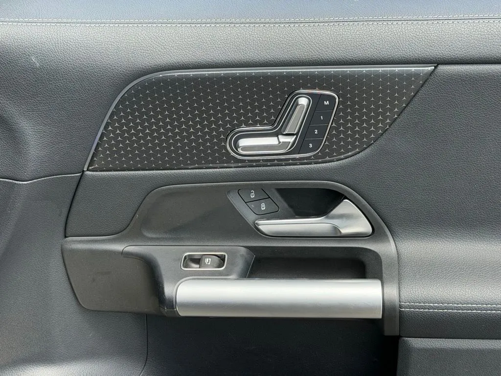Mercedes-Benz GLA photo 36