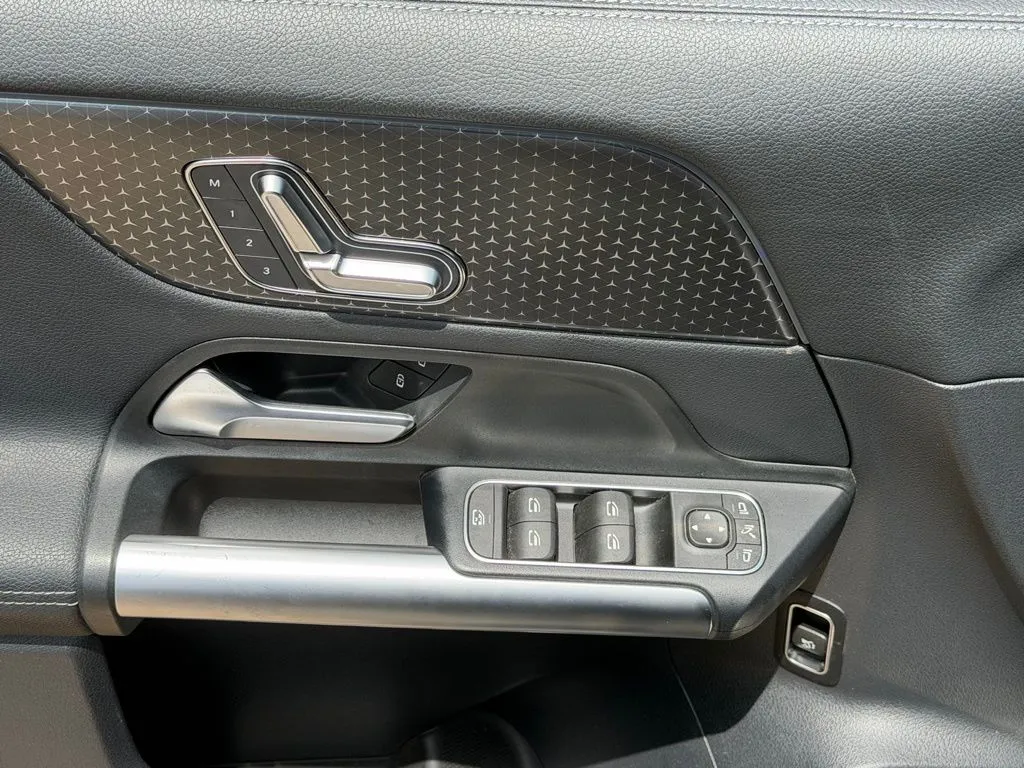 Mercedes-Benz GLA photo 29