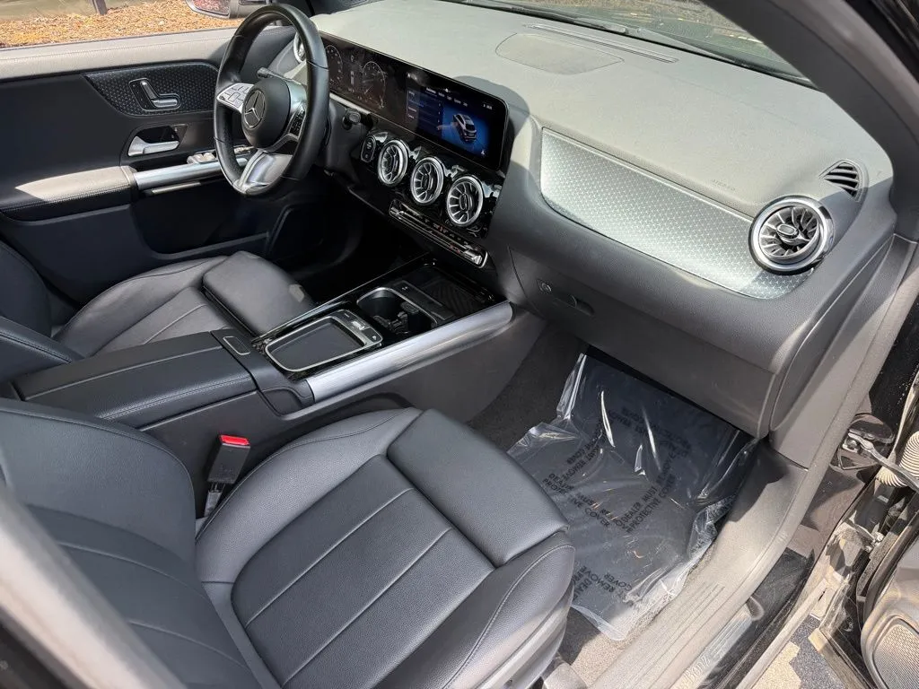 Mercedes-Benz GLA photo 32
