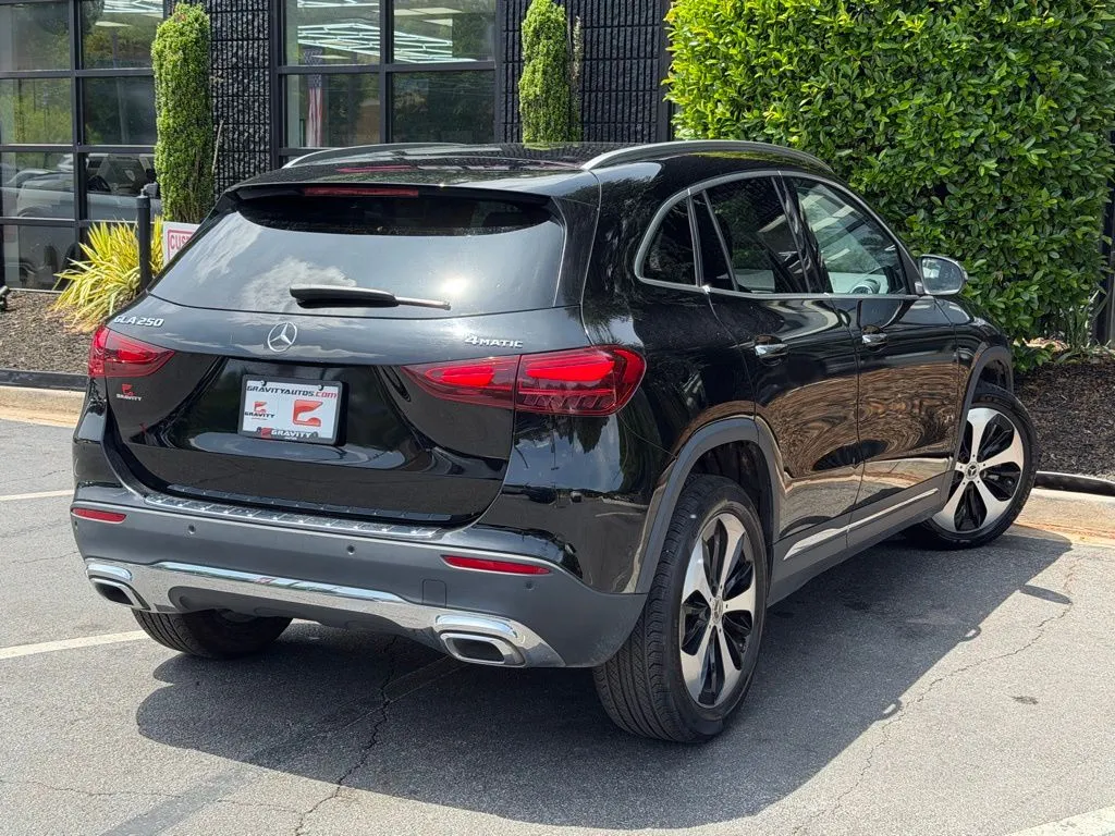 Mercedes-Benz GLA photo 12