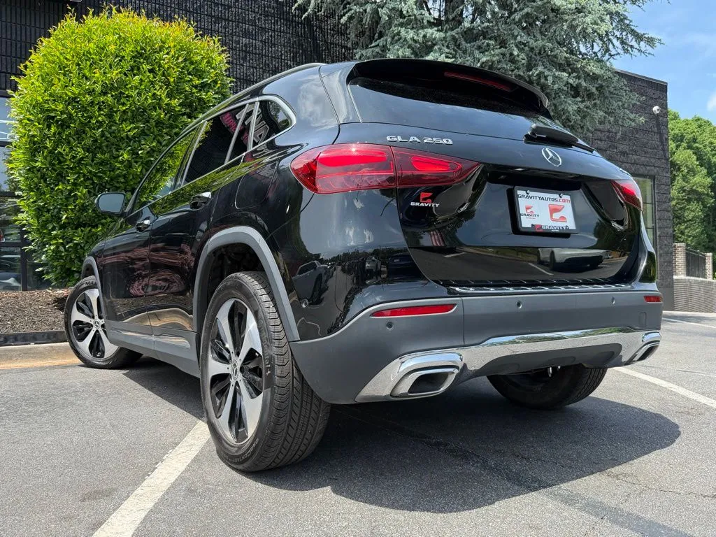 Mercedes-Benz GLA photo 20
