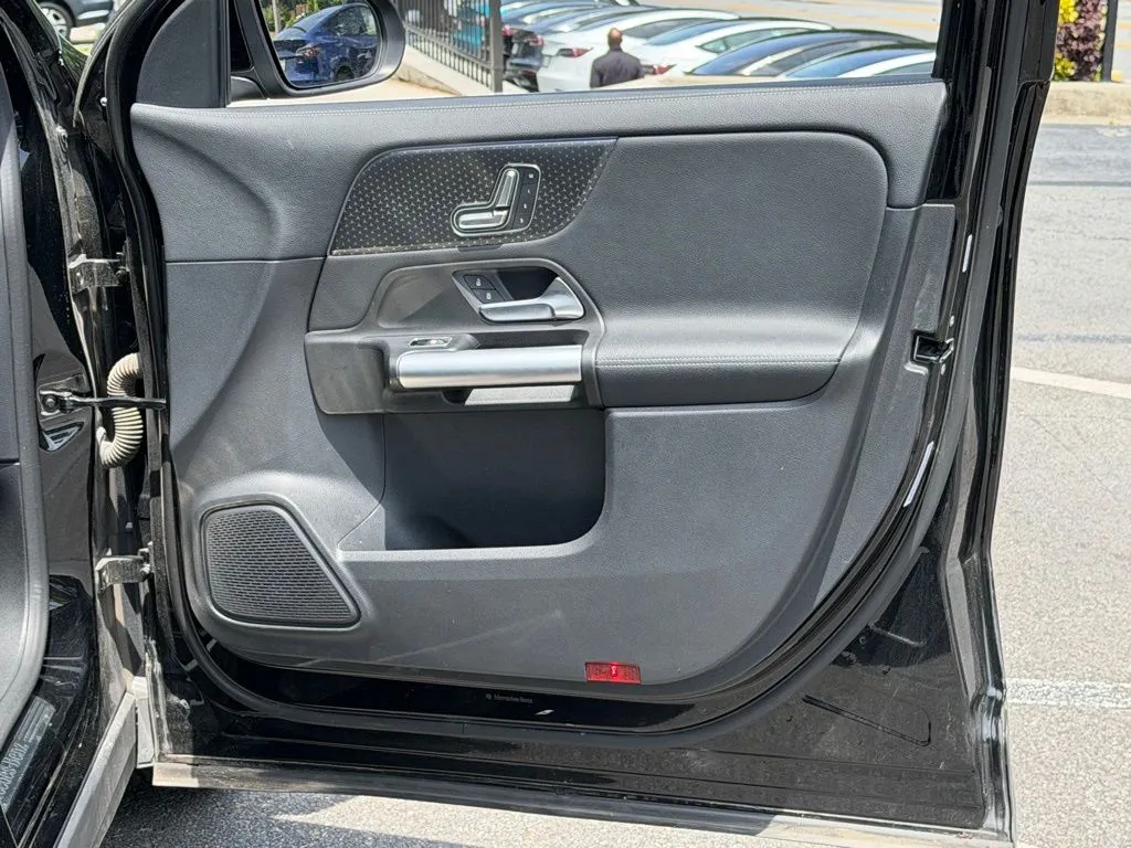 Mercedes-Benz GLA photo 35