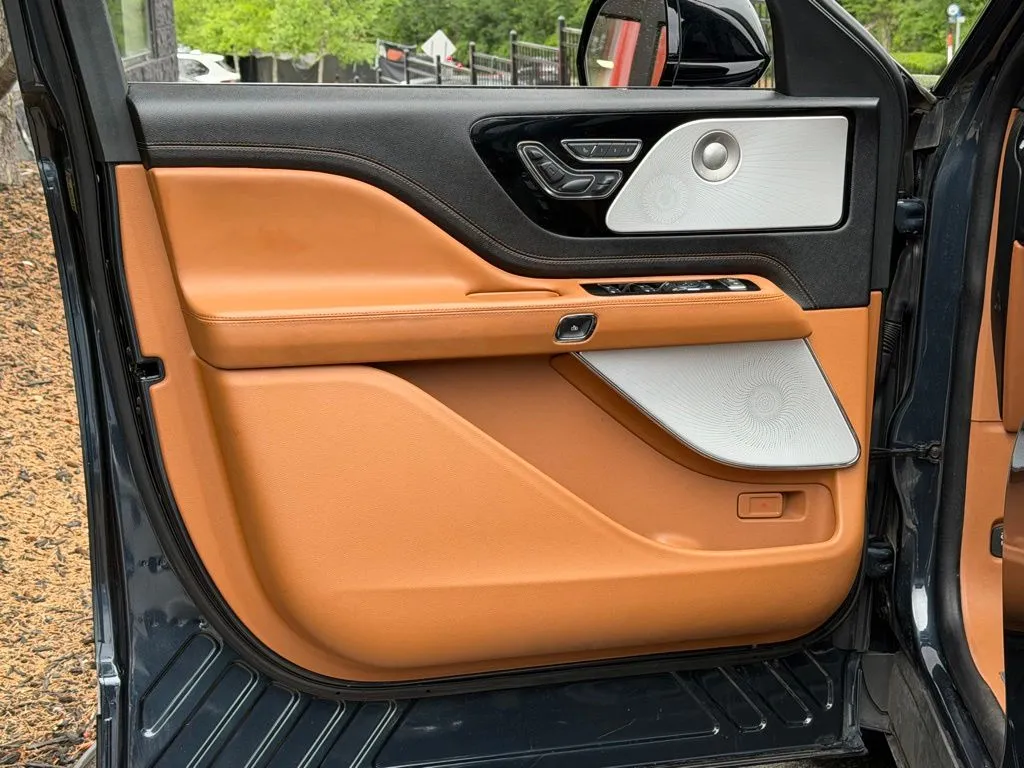 Lincoln Aviator photo 28