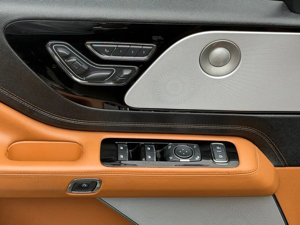 Lincoln Aviator photo 29