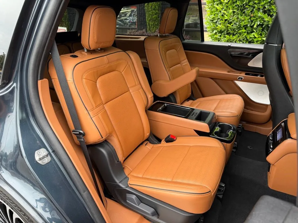 Lincoln Aviator photo 39