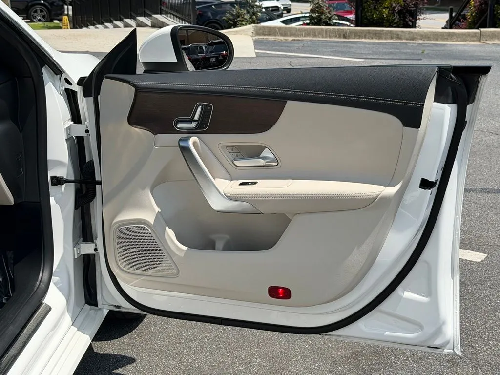 Mercedes-Benz CLA photo 38