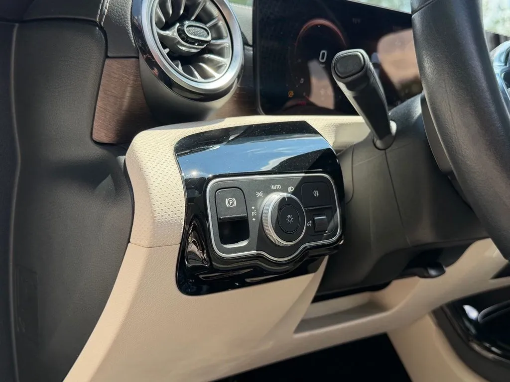 Mercedes-Benz CLA photo 29