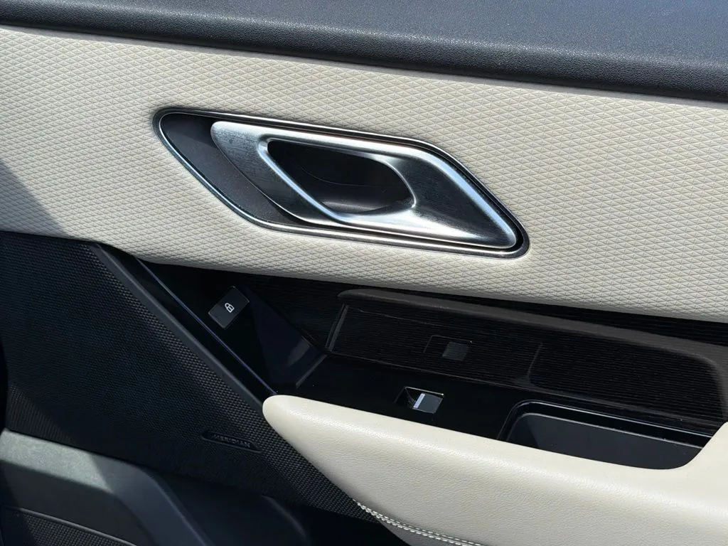 Land Rover Range Rover Velar photo 37