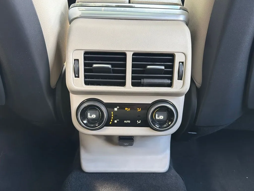 Land Rover Range Rover Velar photo 49