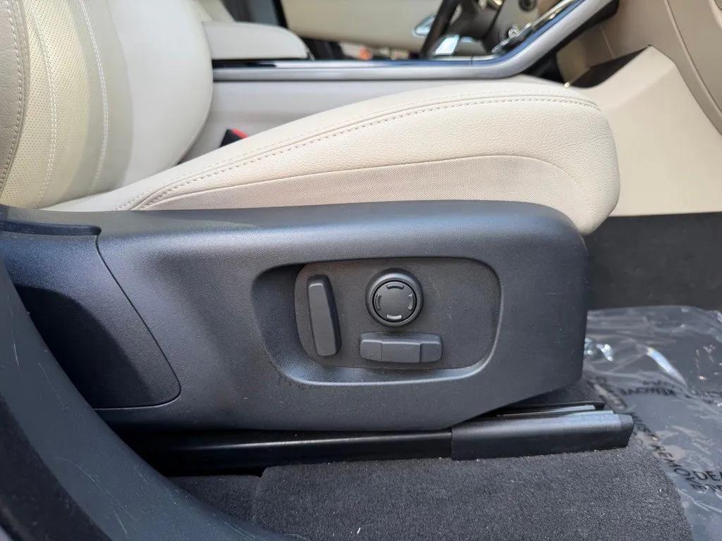 Land Rover Range Rover Velar photo 35