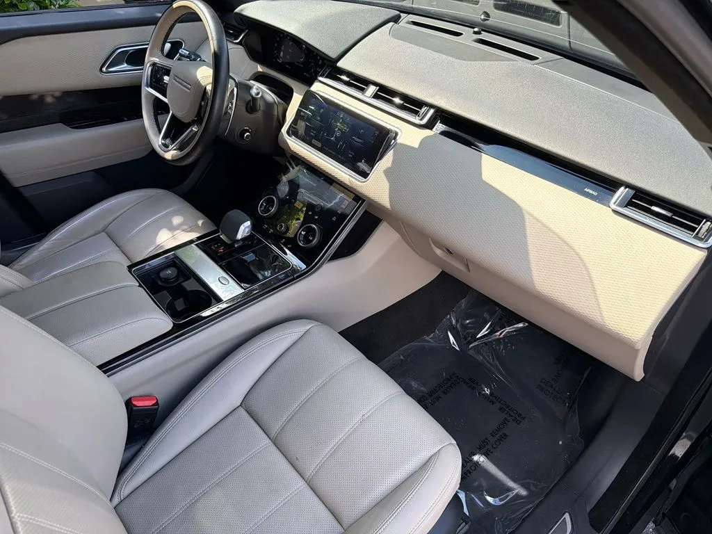 Land Rover Range Rover Velar photo 32