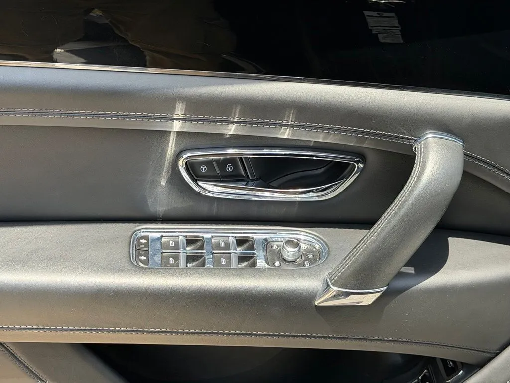Bentley Bentayga photo 30