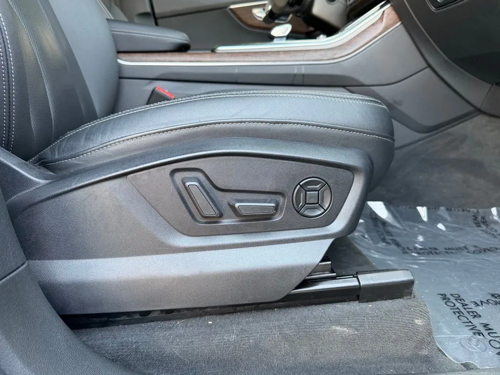 Audi Q8 photo 36