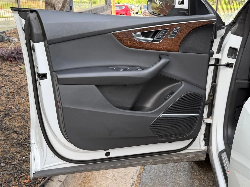 Audi Q8 photo 29