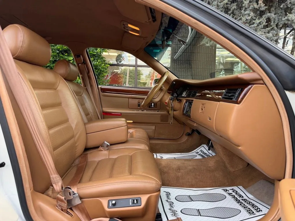 Cadillac DeVille photo 34