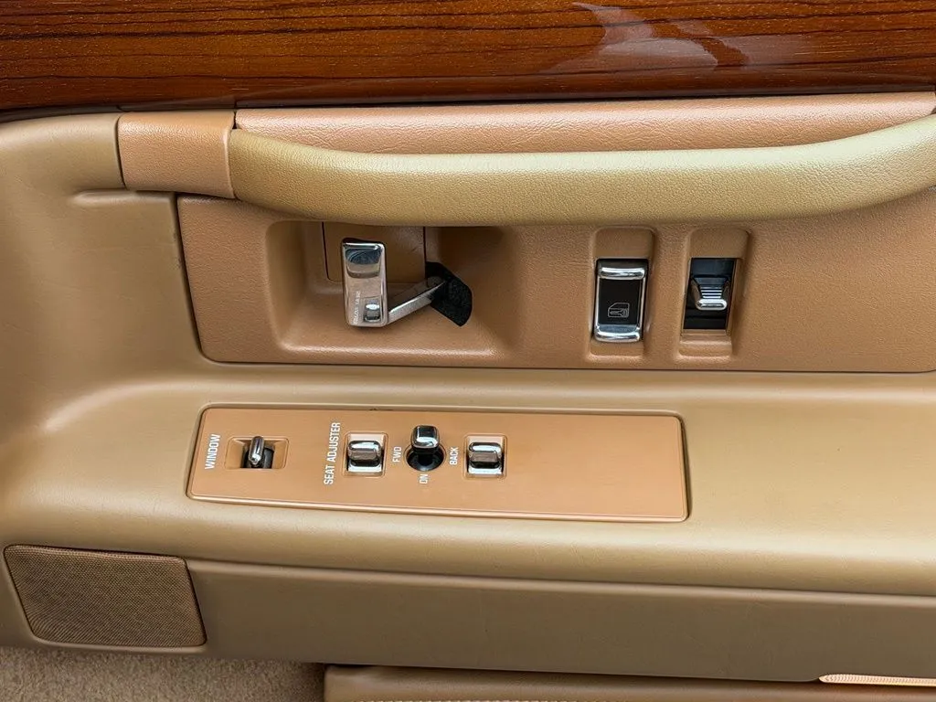 Cadillac DeVille photo 38