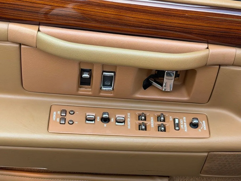 Cadillac DeVille photo 30
