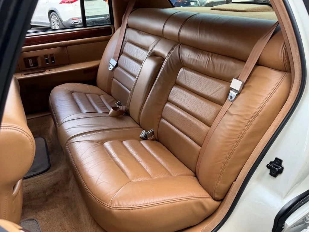 Cadillac DeVille photo 32