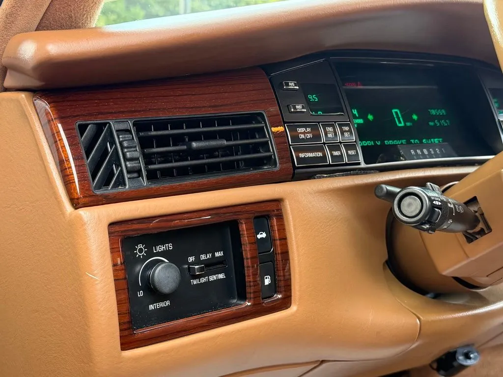Cadillac DeVille photo 28