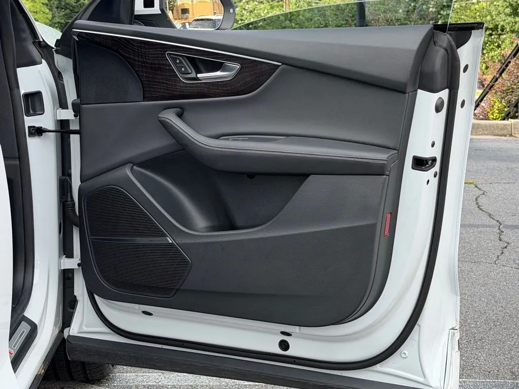 Audi Q8 photo 36