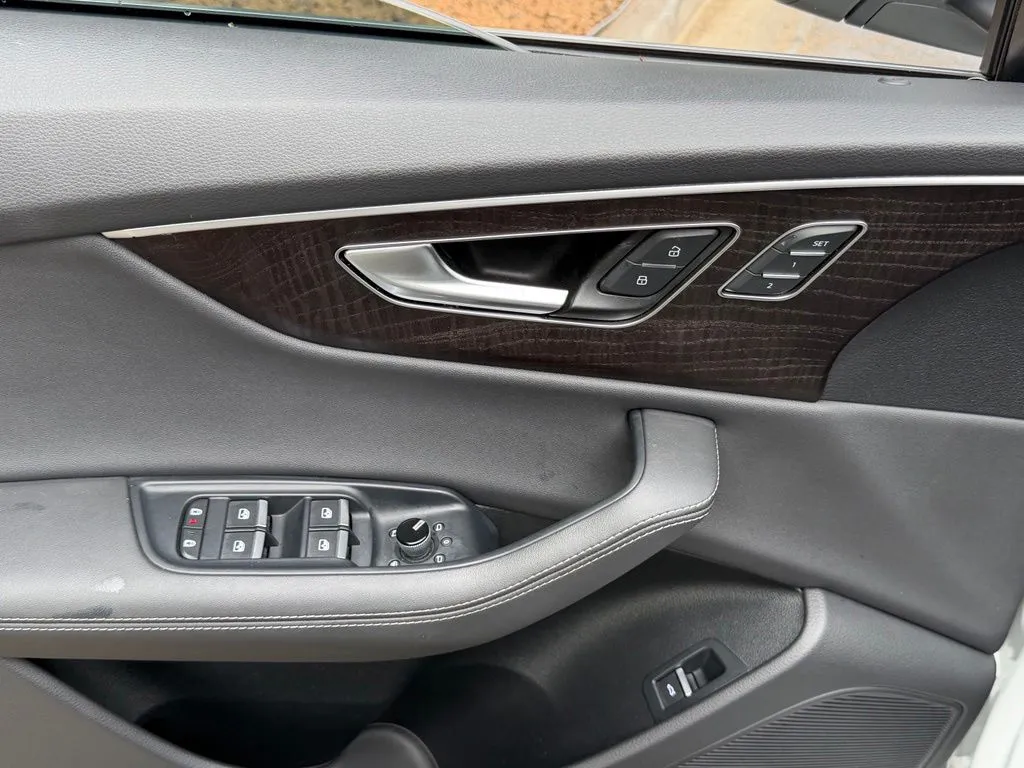 Audi Q8 photo 29