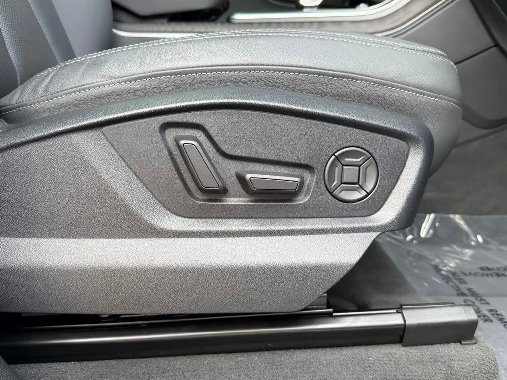 Audi Q8 photo 35