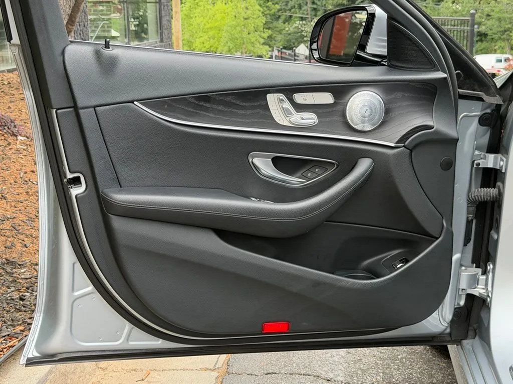 Mercedes-Benz E-Class photo 29