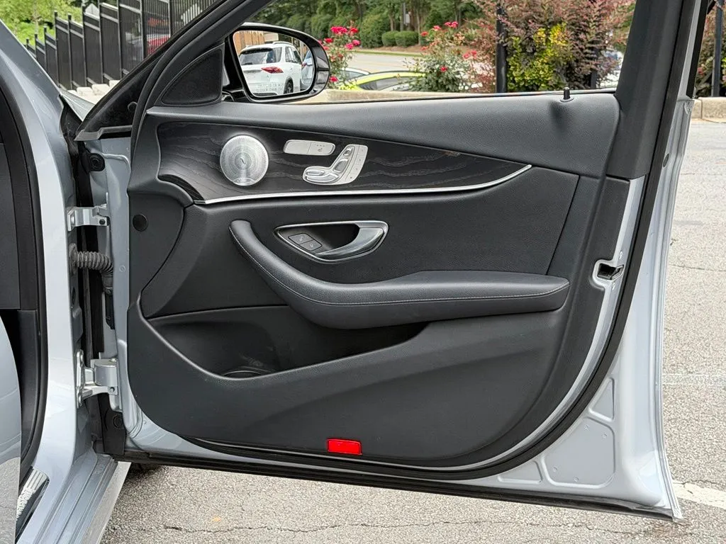 Mercedes-Benz E-Class photo 37