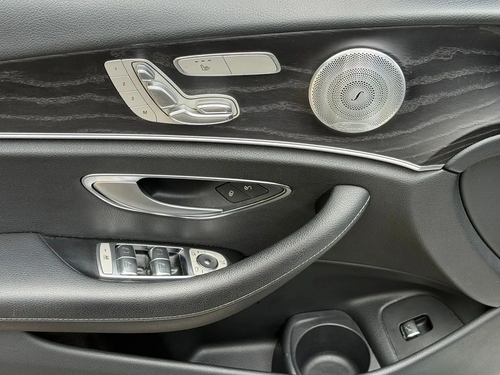 Mercedes-Benz E-Class photo 30