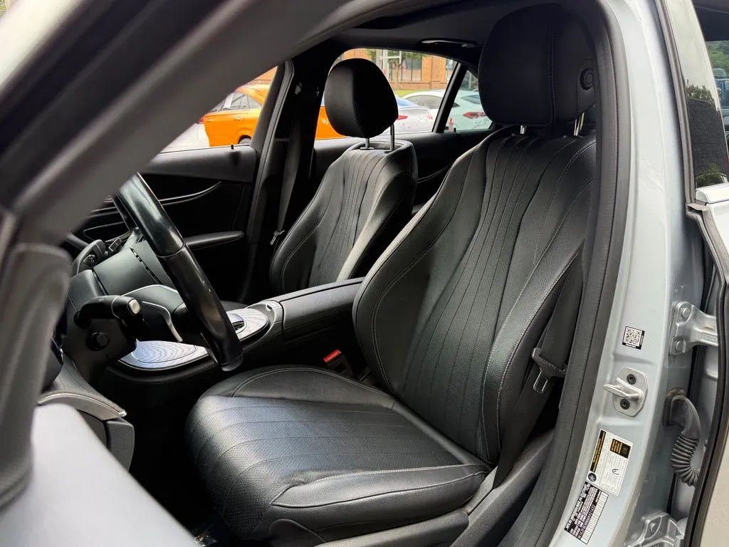 Mercedes-Benz E-Class photo 26