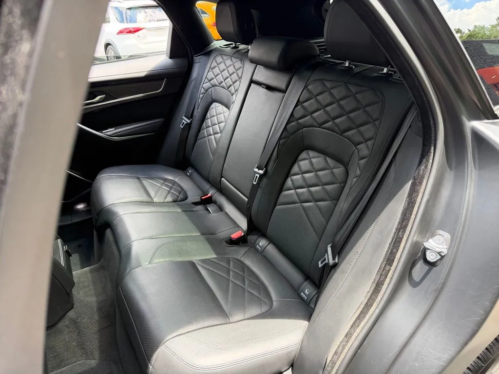 Jaguar F-PACE photo 32