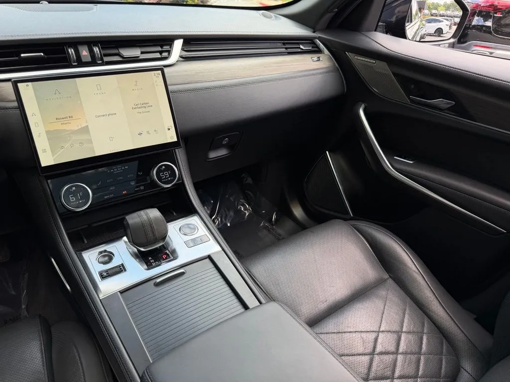 Jaguar F-PACE photo 43