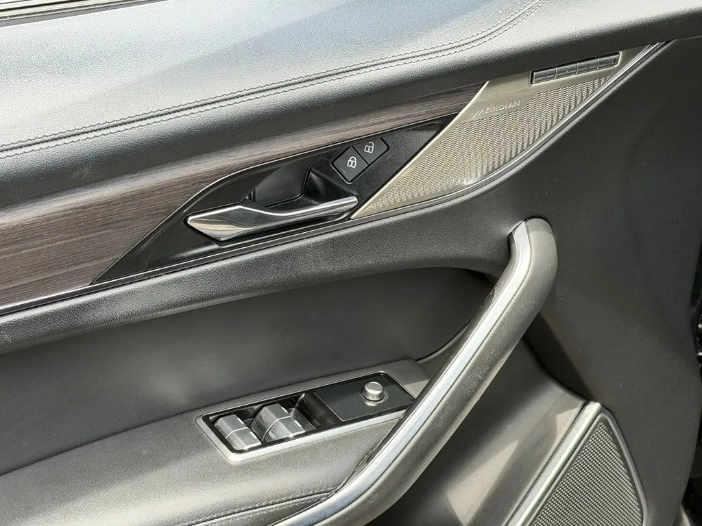 Jaguar F-PACE photo 30