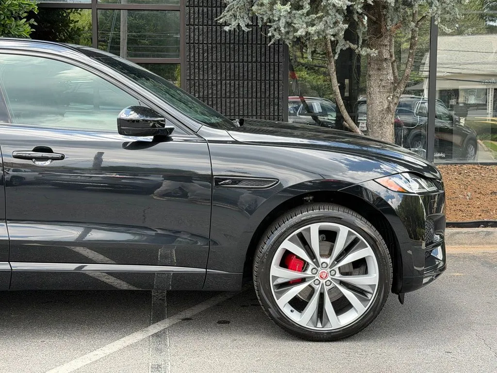 Jaguar F-PACE photo 23