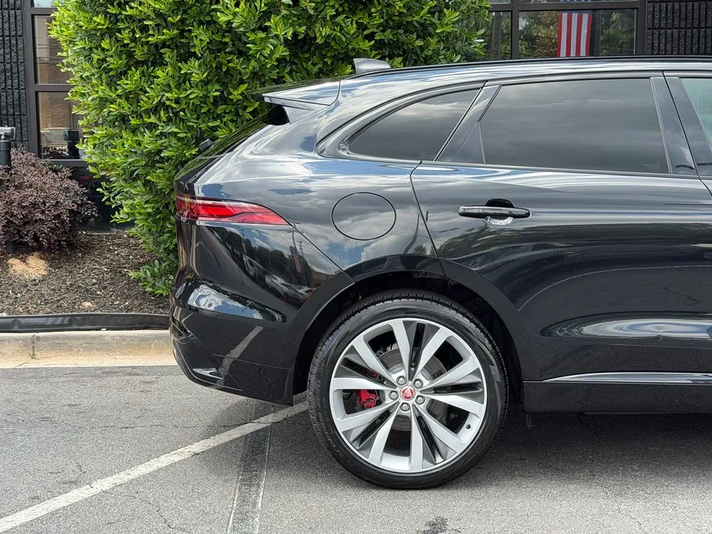 Jaguar F-PACE photo 22