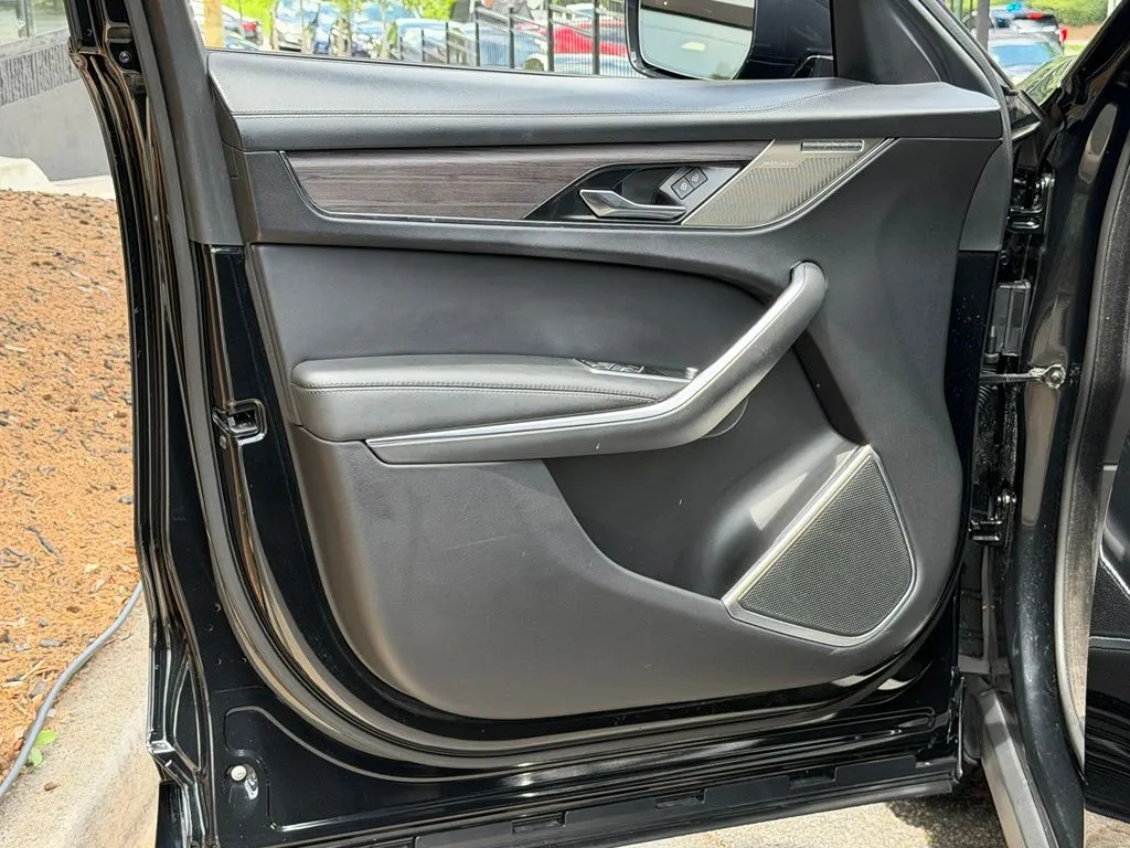 Jaguar F-PACE photo 29
