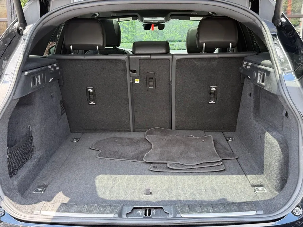 Jaguar F-PACE photo 18