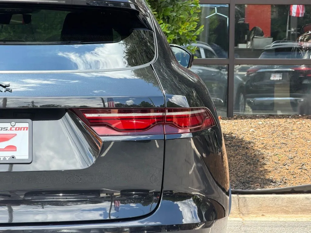 Jaguar F-PACE photo 16