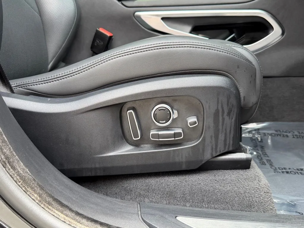 Jaguar F-PACE photo 36